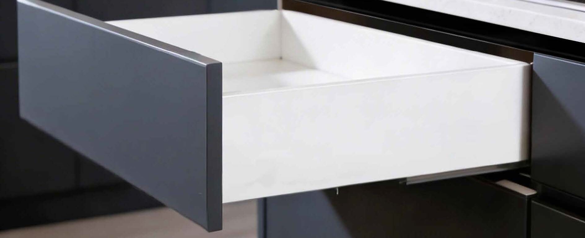 Cajón de madera blanco sobre guías 3D de extracción total